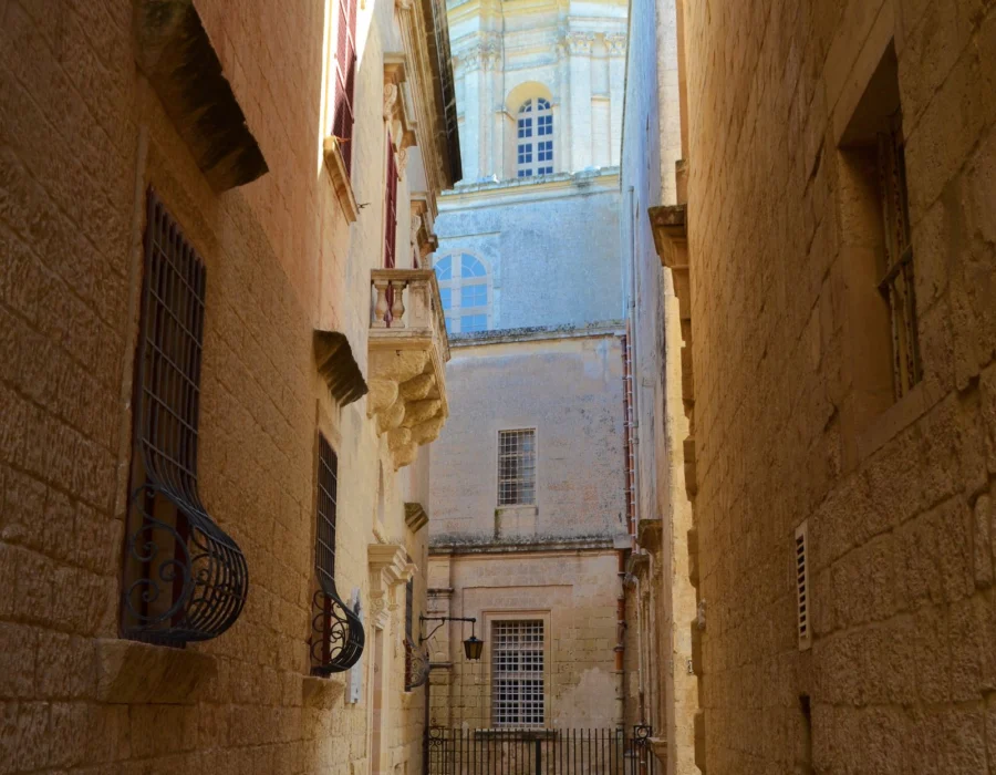 The quiet limestone lanes of Mdina at dusk