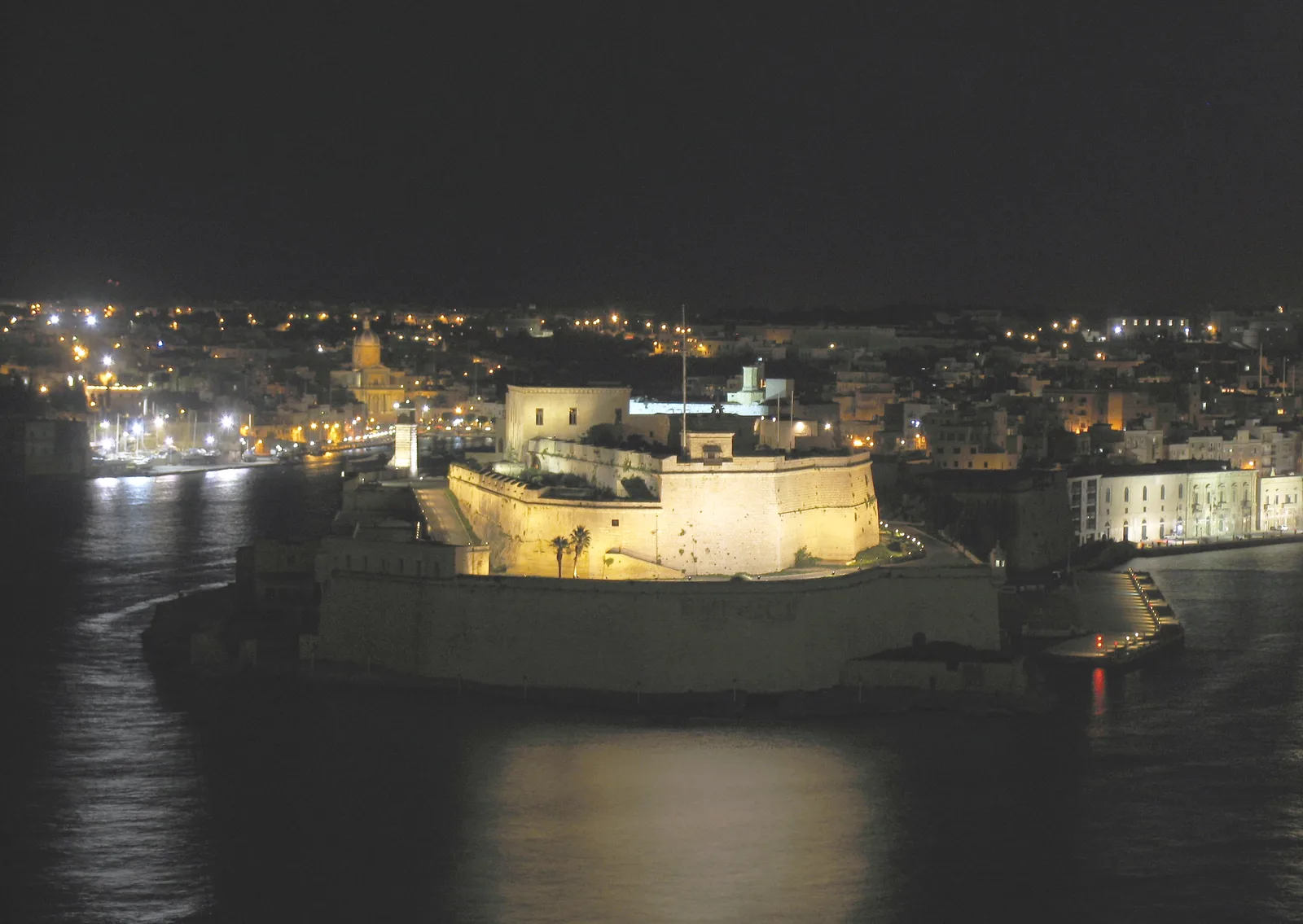 Fort St Angelo lit up at night in Birgu